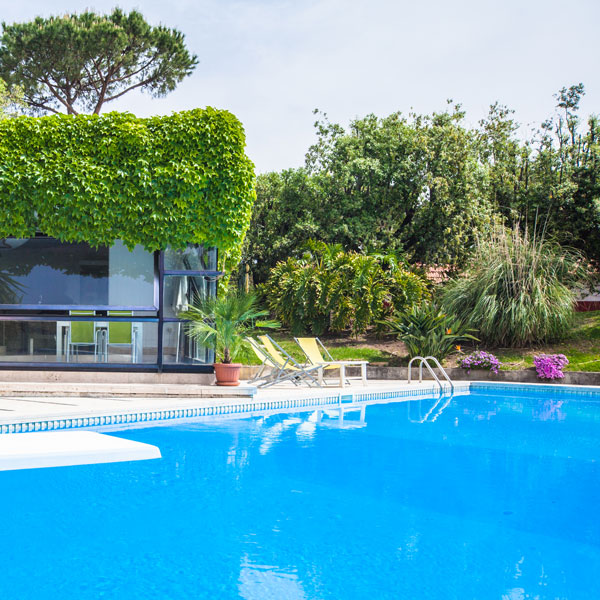 Swimming pool and solarium